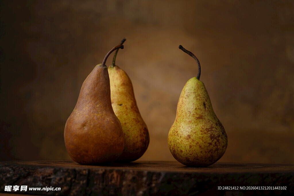 两个梨子与一个黄绿色梨子