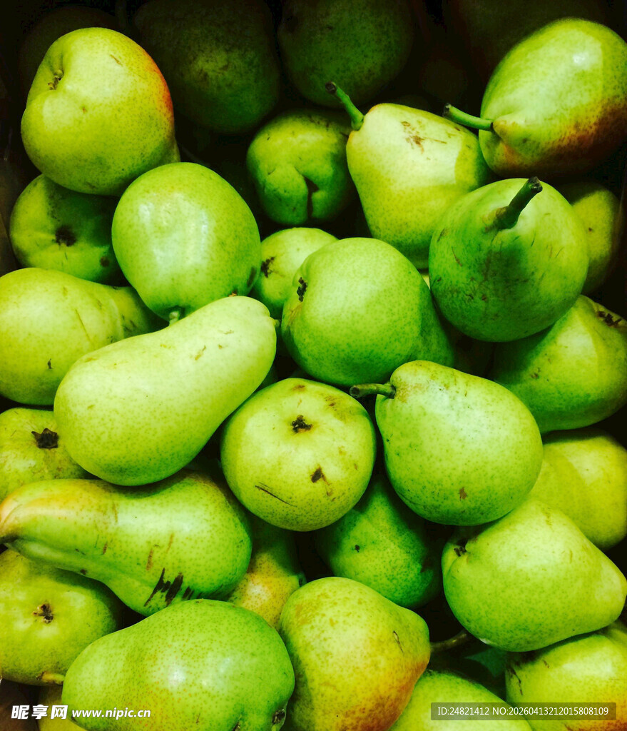 一堆鲜绿的梨子