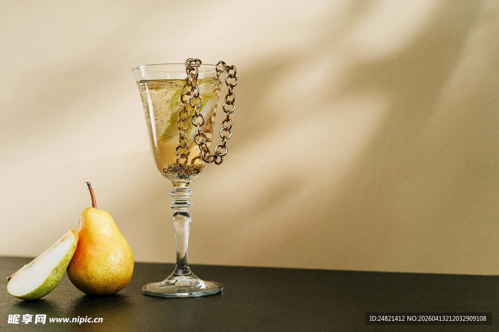 高脚杯旁的梨与珠宝