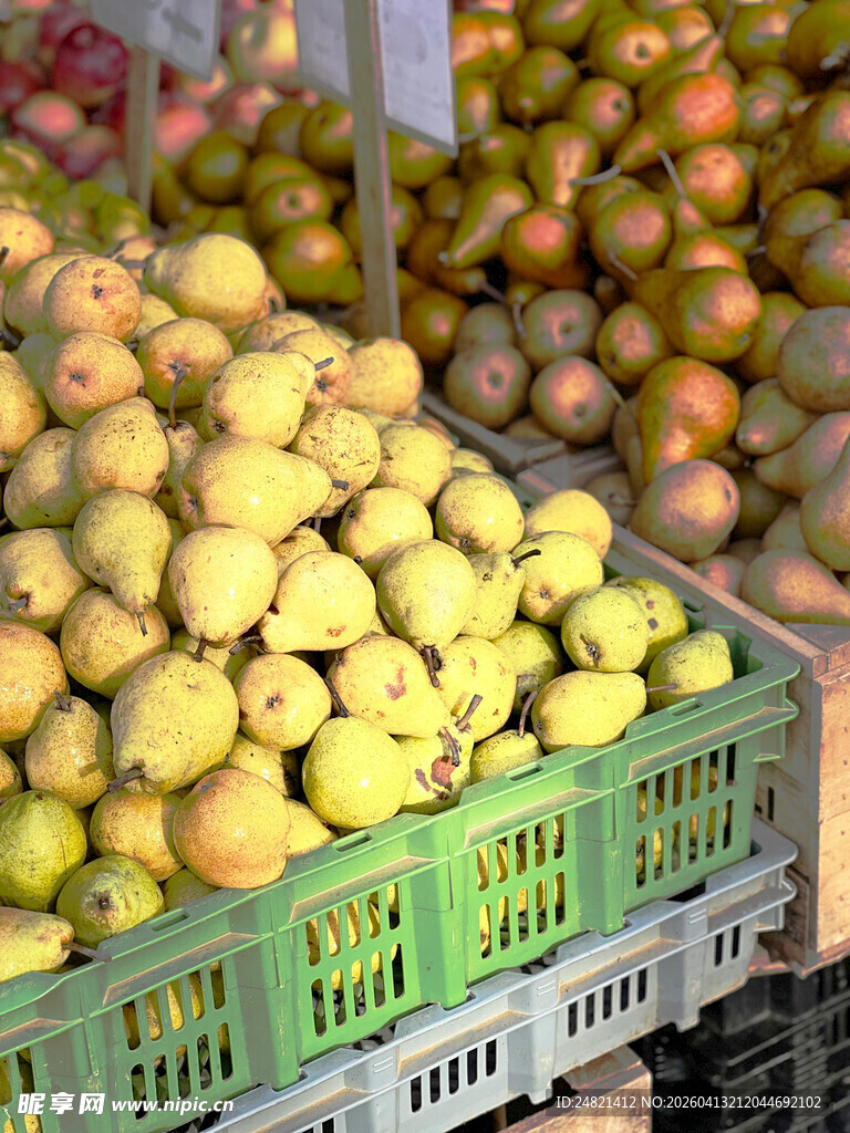 超市中堆放的新鲜水果