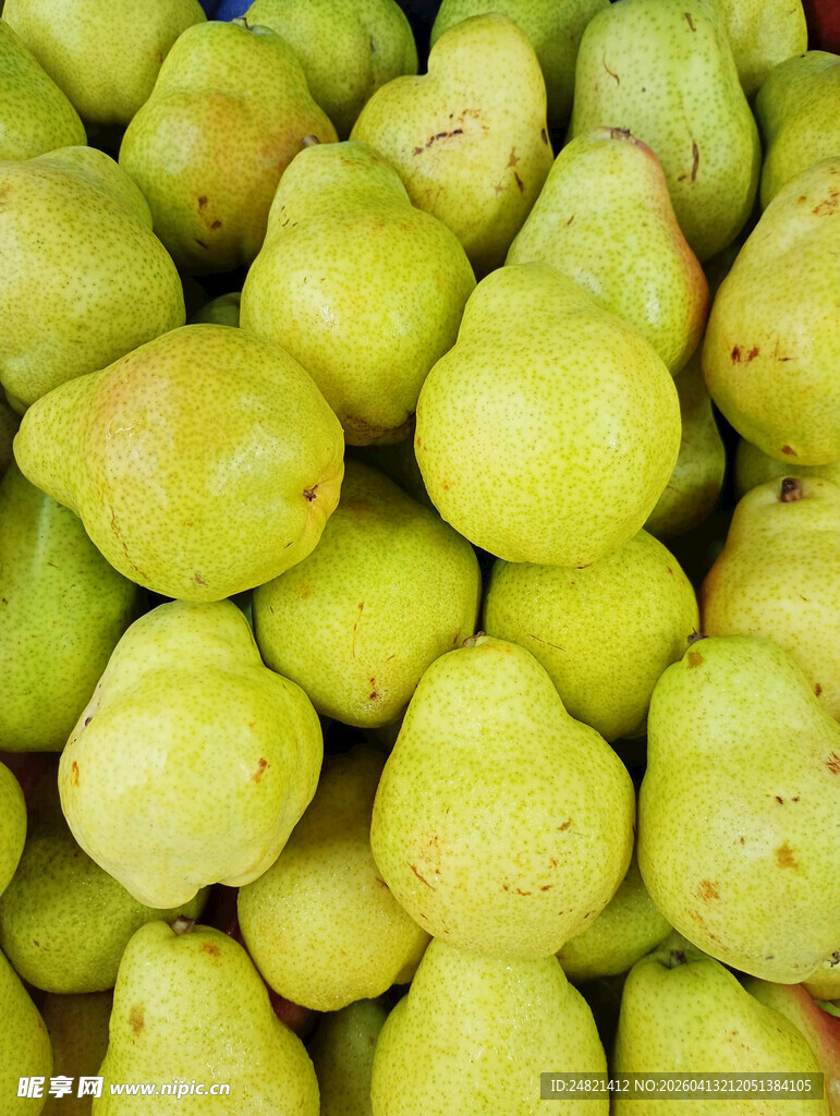 一堆鲜绿的无花果果实