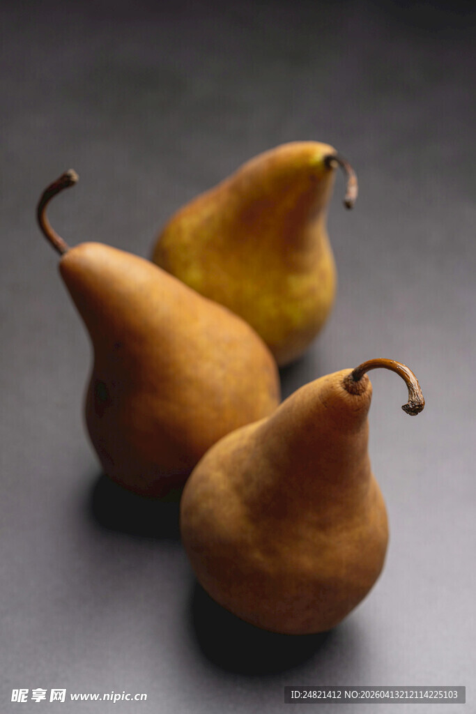 三个黄梨静物