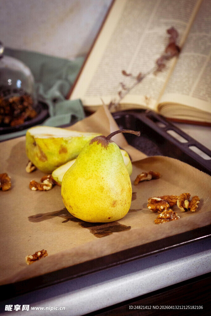 梨与坚果旁翻开的古书