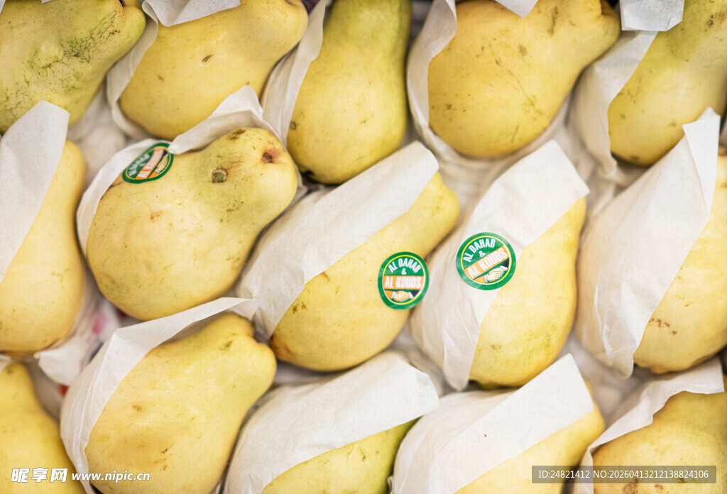新鲜贴标梨整齐摆放