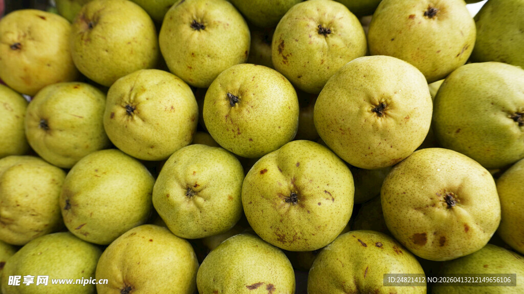 一堆新鲜的黄绿色番石榴