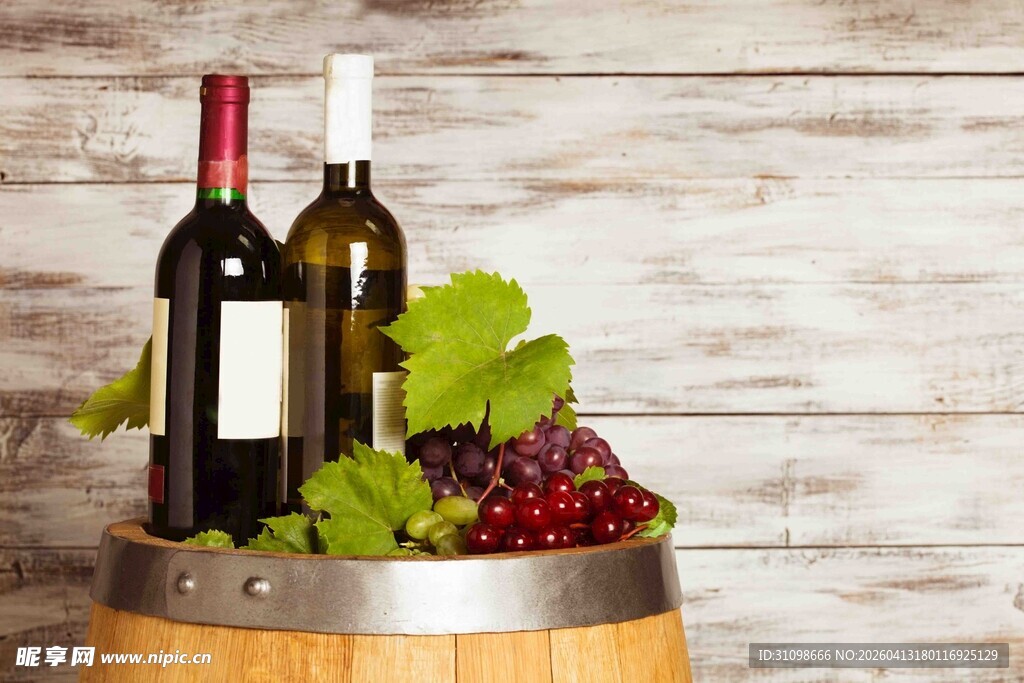 木桶上的美酒与新鲜葡萄