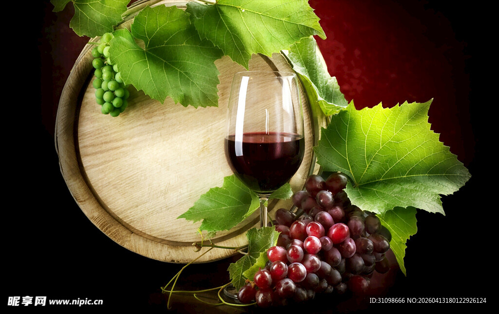木桶旁的葡萄与红酒