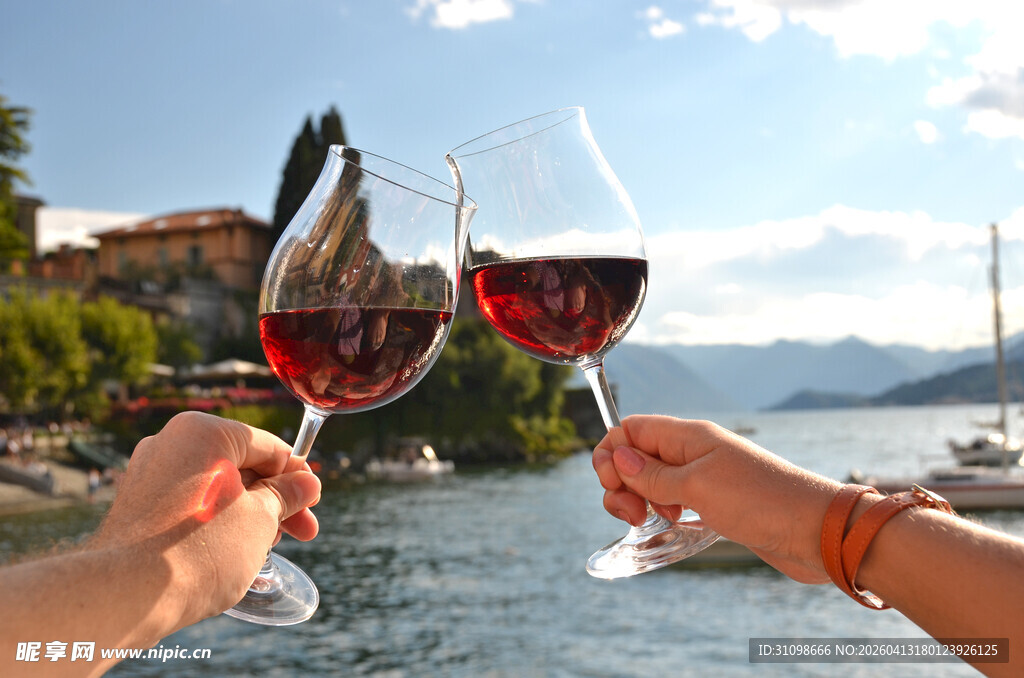 湖畔举杯共赏红酒美景