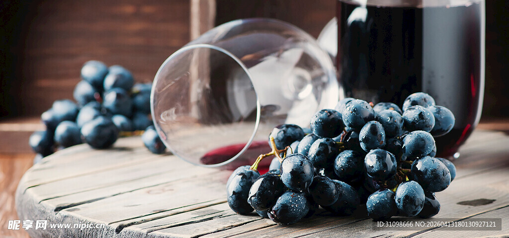 木桌上的葡萄与红酒杯