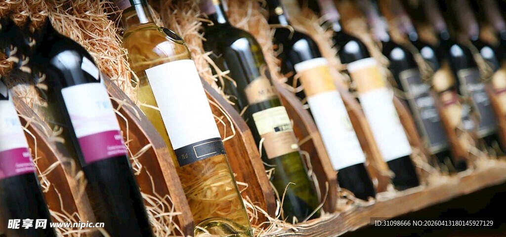 整齐排列的精美葡萄酒瓶