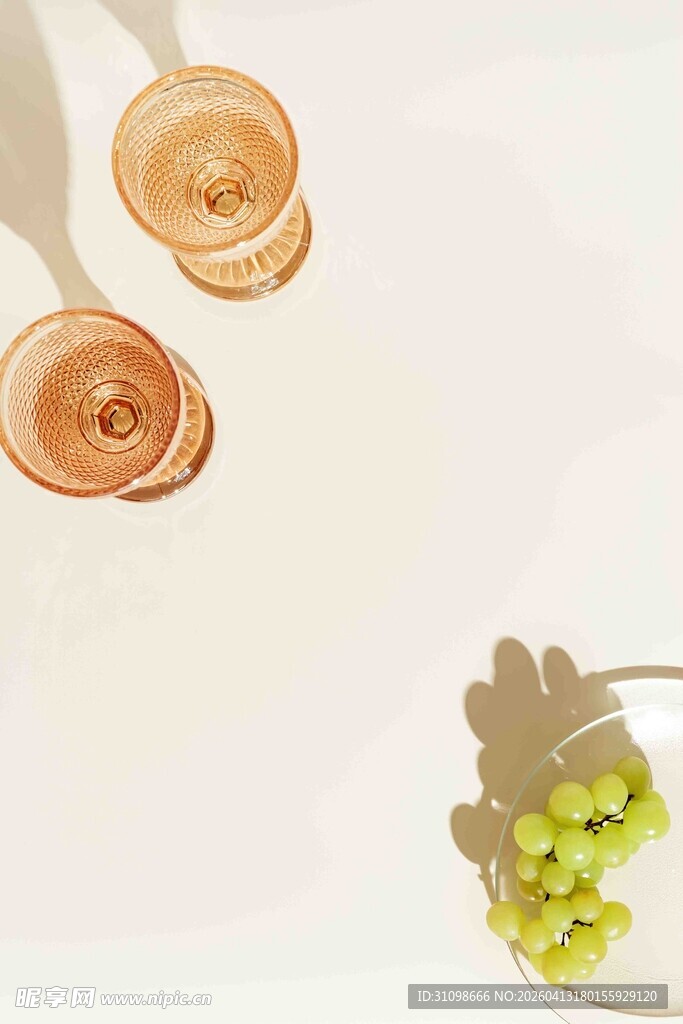 优雅葡萄酒杯与葡萄静物