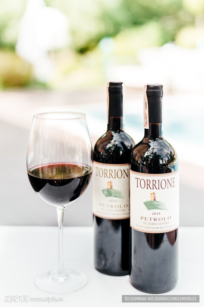 三瓶红酒与一杯红酒