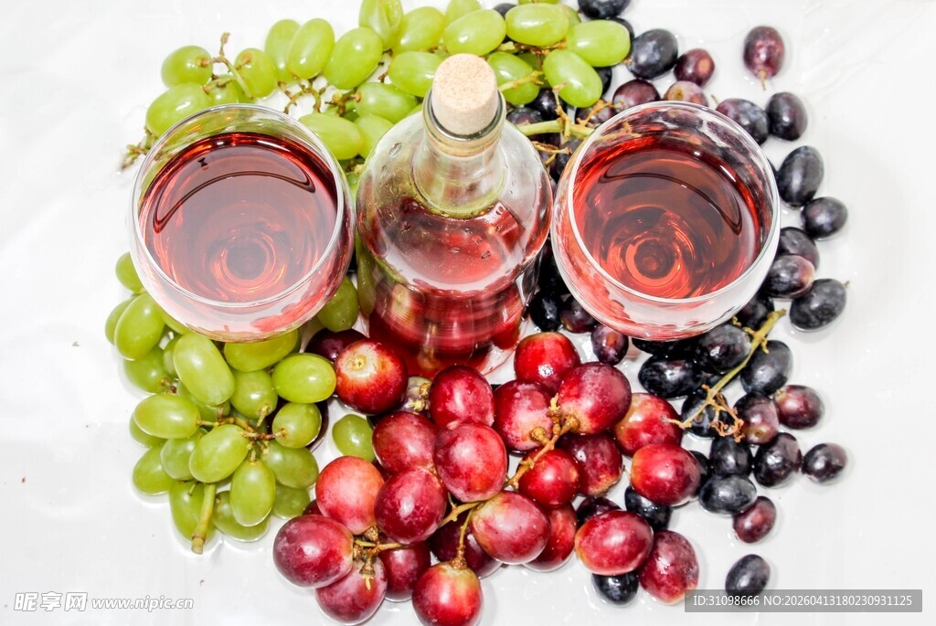 多彩葡萄与红酒组合