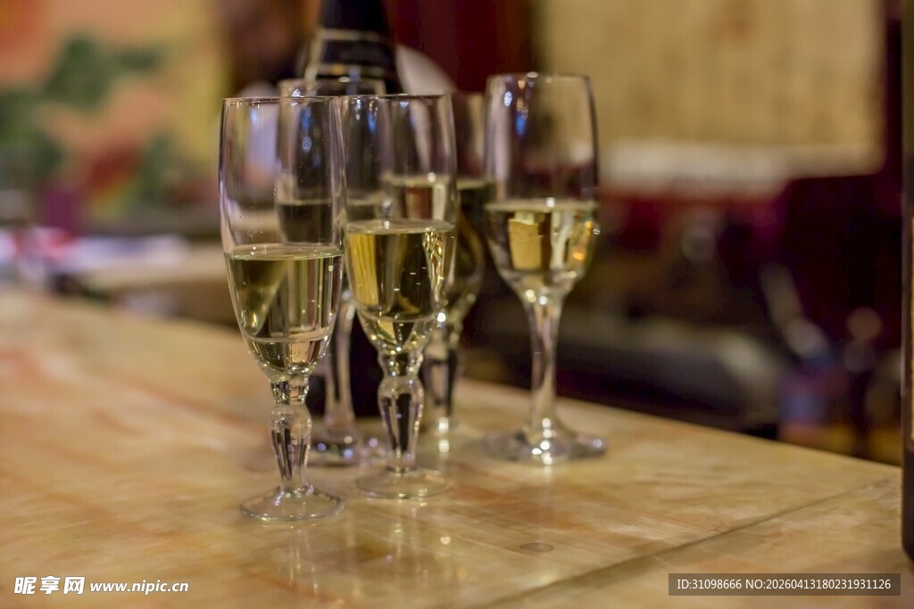 桌上的香槟酒杯