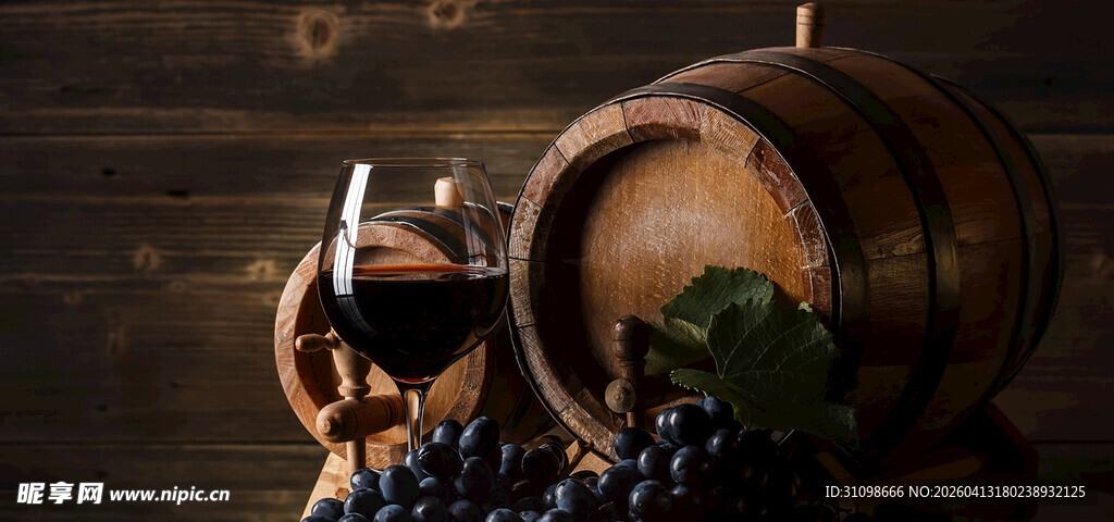 橡木桶旁的葡萄与蜡烛