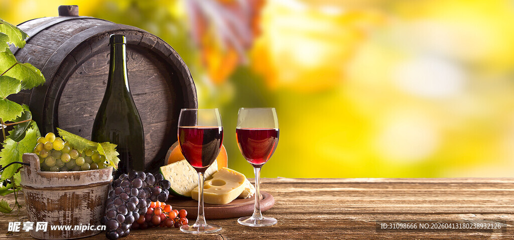 秋日木桌上的美酒与葡萄
