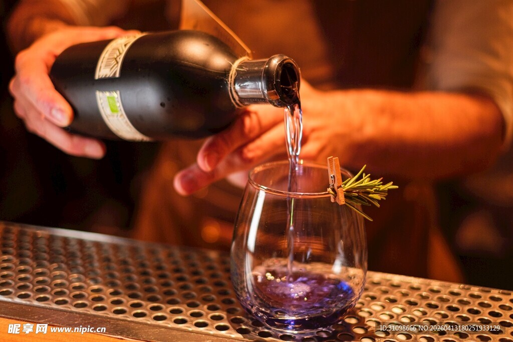 调酒师正在调制特色鸡尾酒