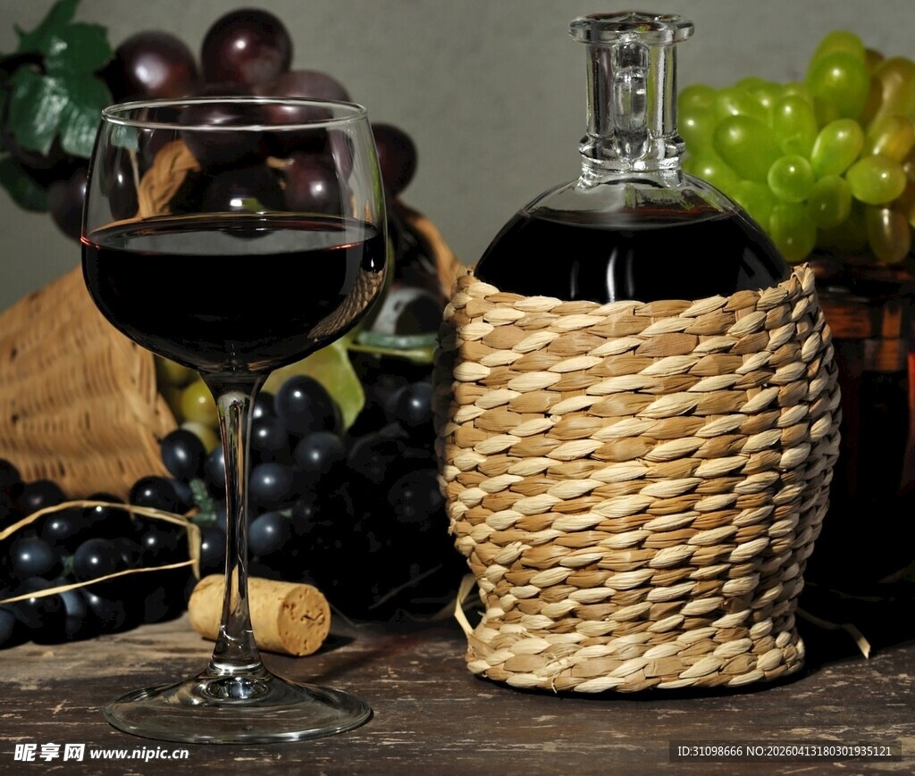 复古风葡萄酒瓶与酒杯