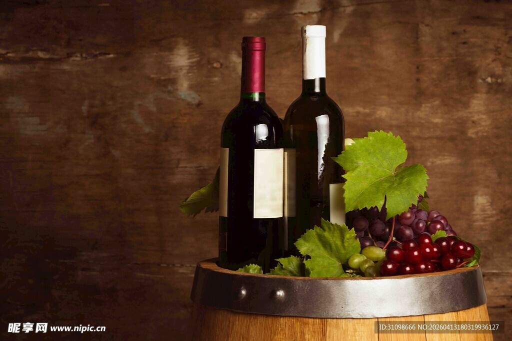 木桶上的红酒与葡萄