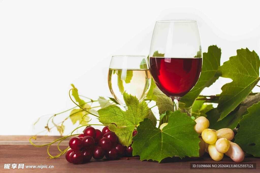 葡萄美酒与鲜果组合