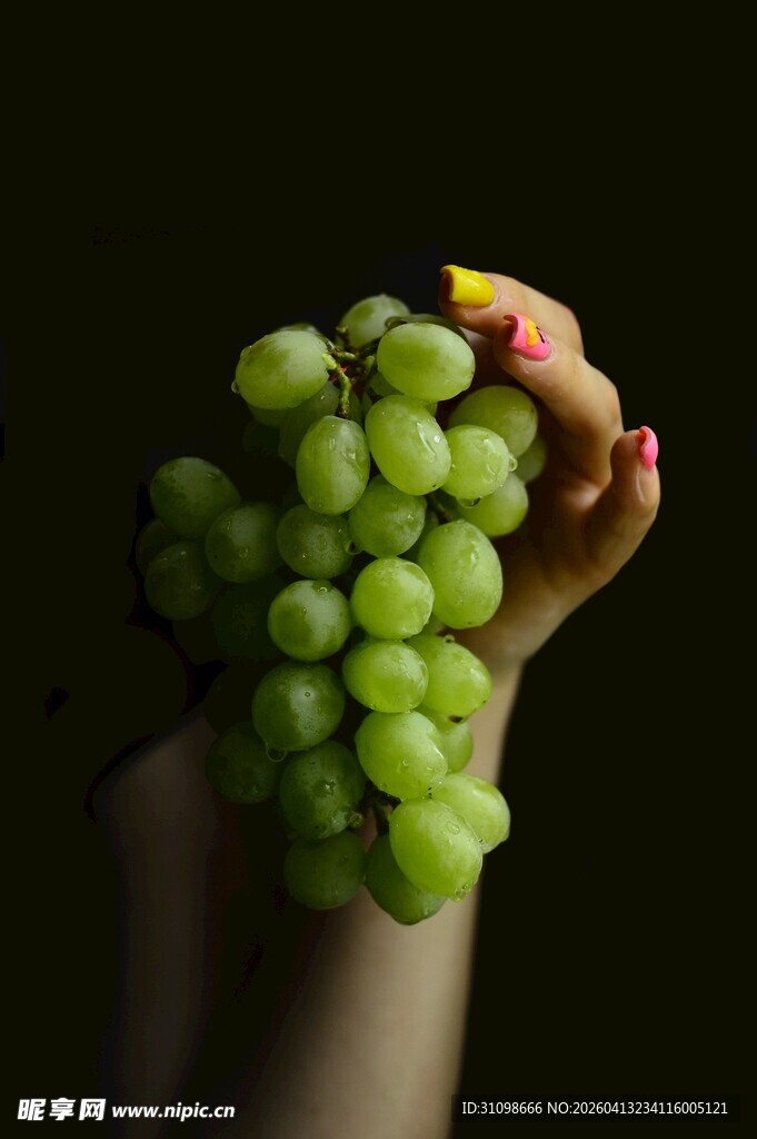 手捧鲜绿葡萄的美妙画面