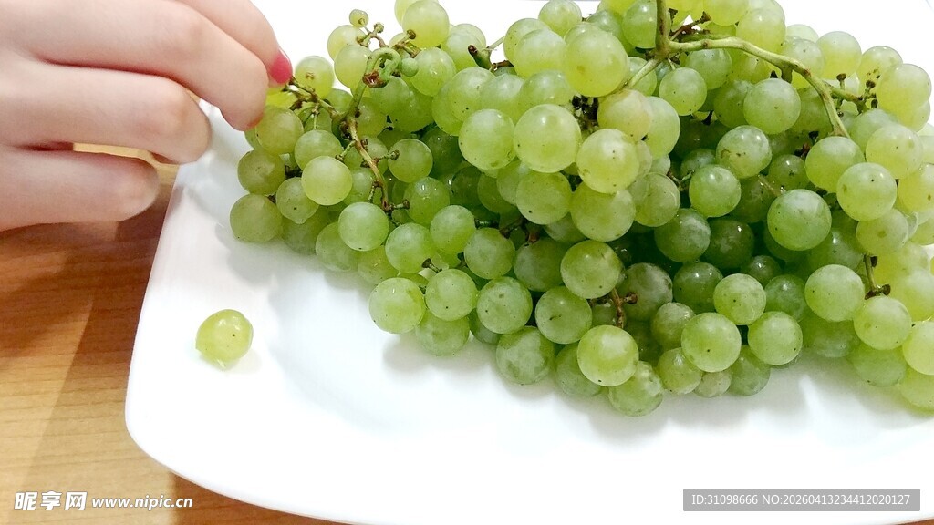 手捧鲜绿葡萄串