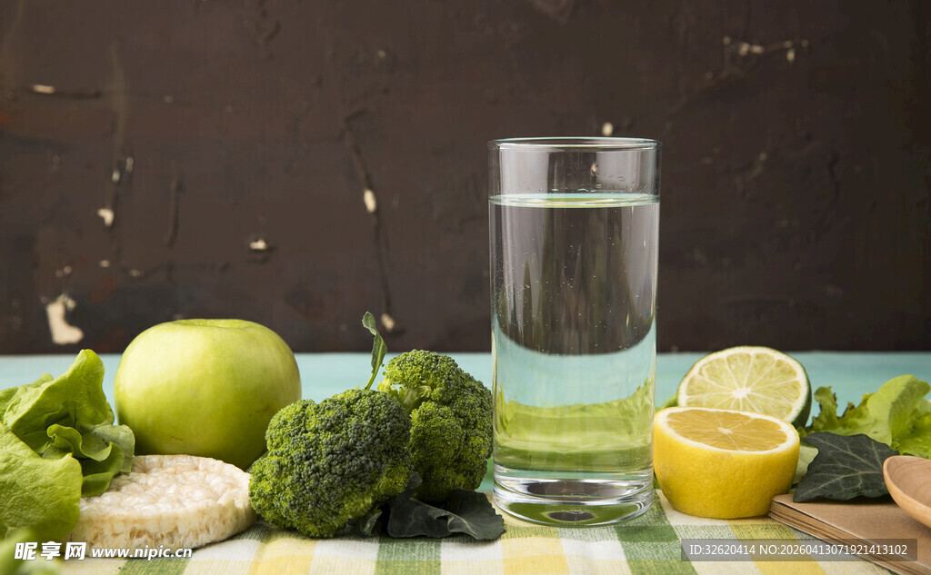 清新果蔬与玻璃杯中的水