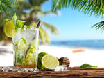 海滩边的清爽青柠鸡尾酒