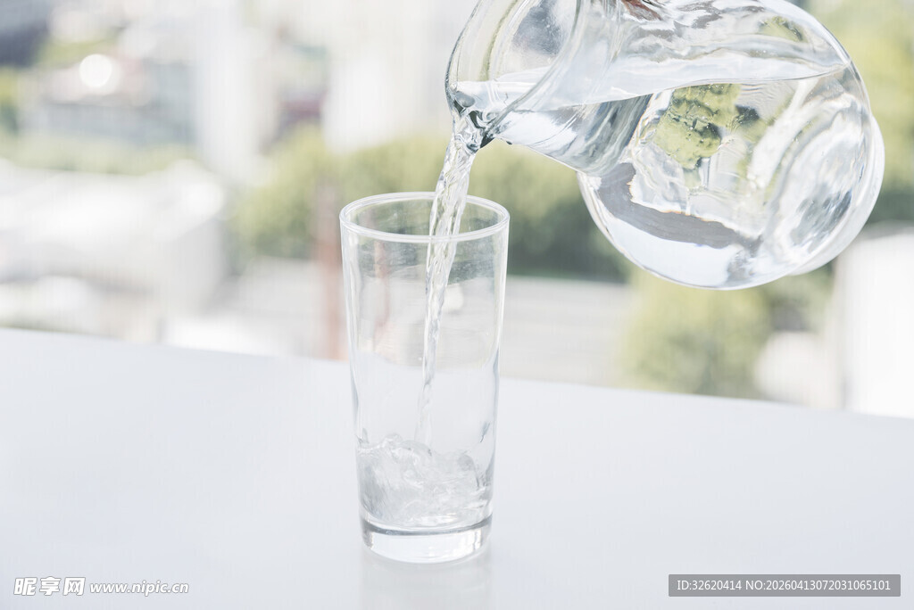 水正倒入透明玻璃杯中