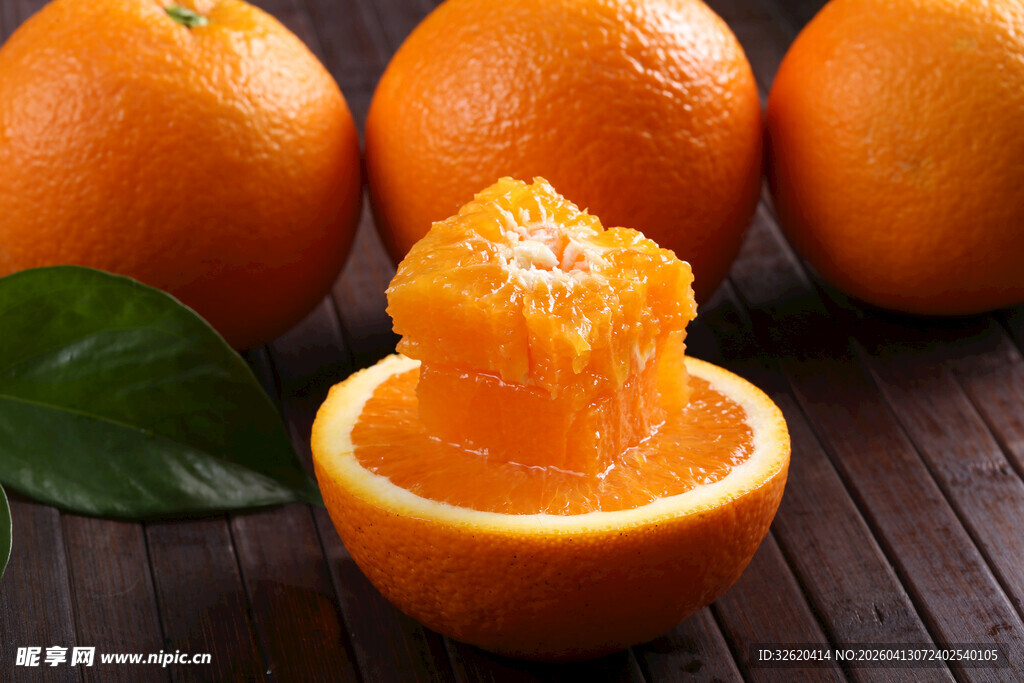 剥开的鲜橙与完整橙子