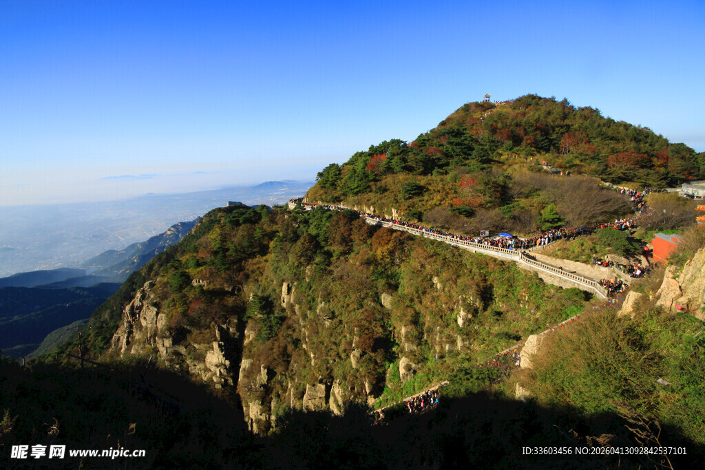 山间公路蜿蜒于葱郁山峦