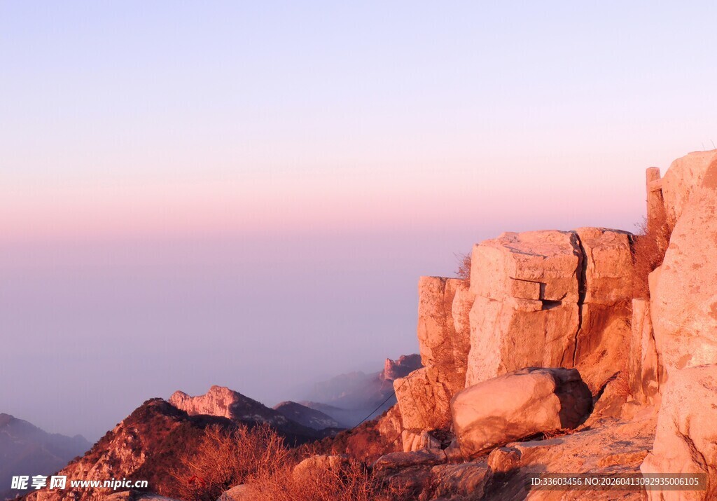 日出时的壮丽岩石景观