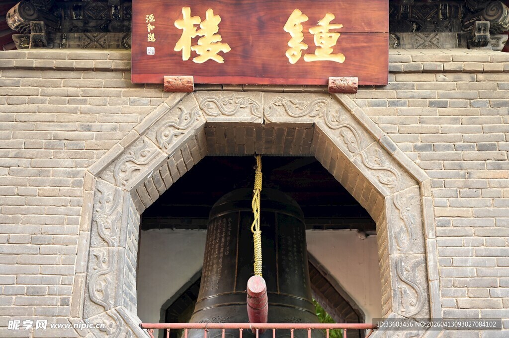 古钟楼上的中式古钟