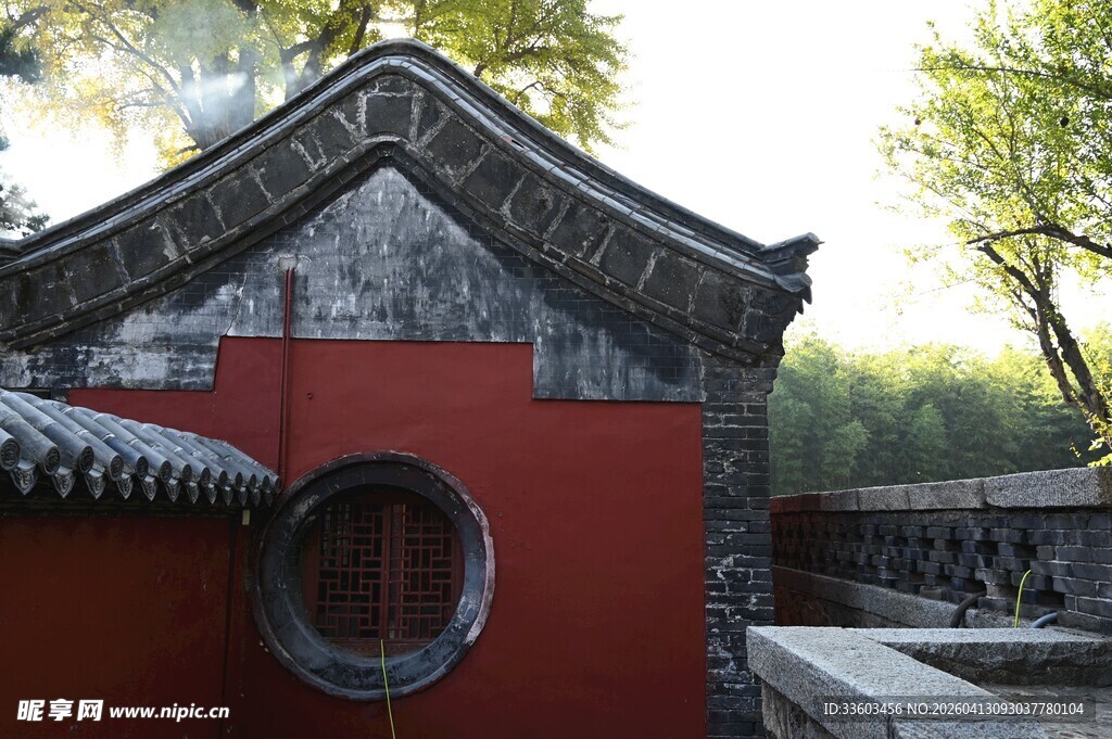 中式红墙古建筑一角