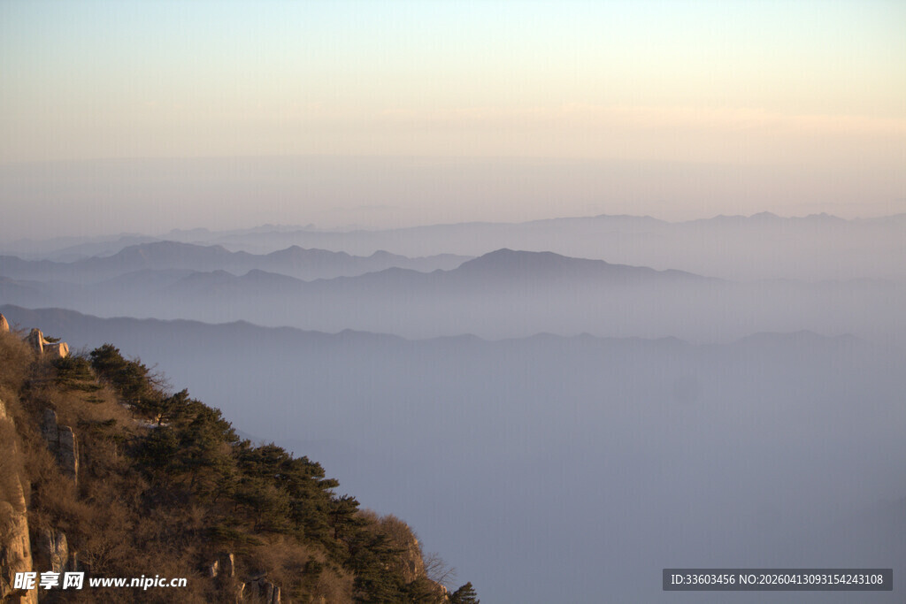 山巅云海日出壮丽景观