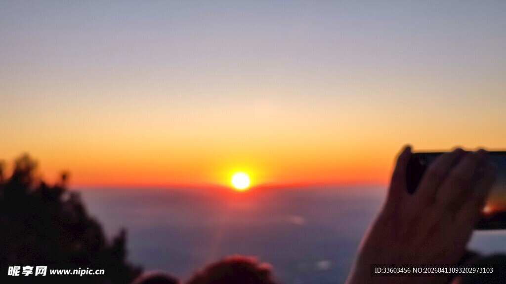 山顶观绝美日落景象