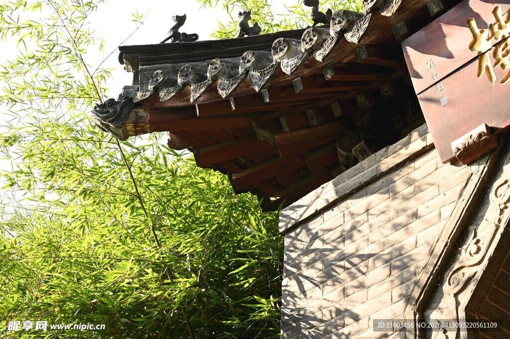 古建屋檐旁的葱郁翠竹
