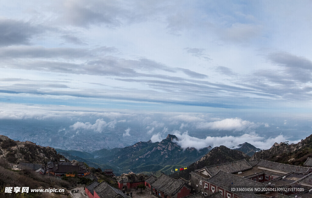 山巅云海壮丽风光
