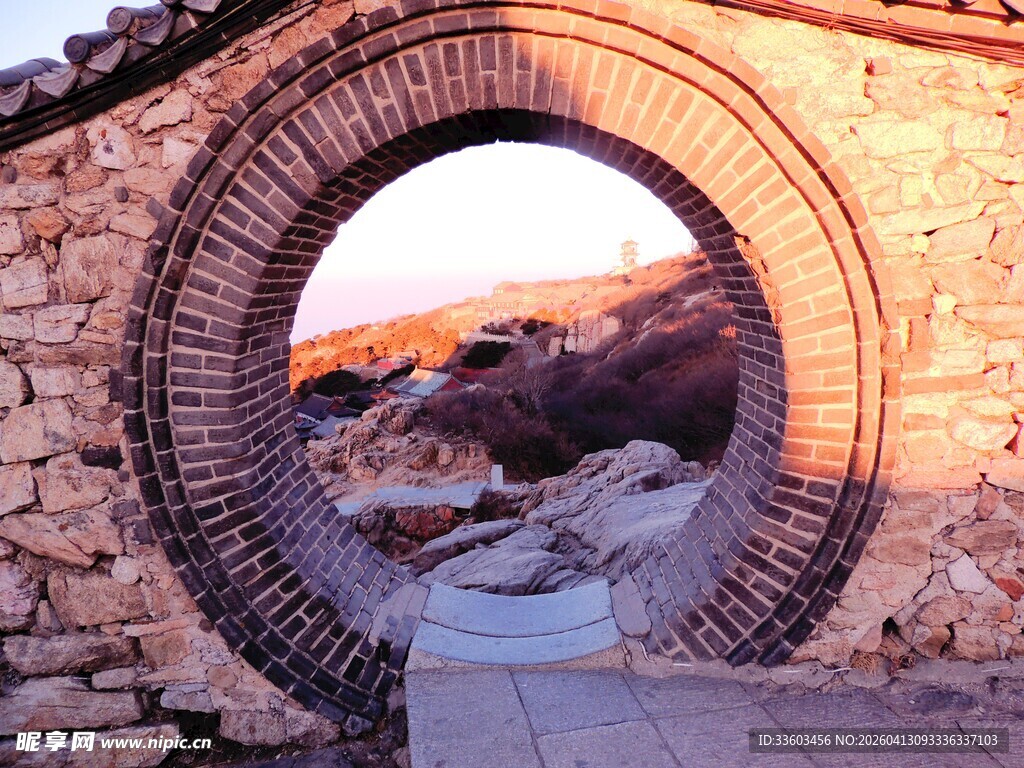 石拱洞中的夕阳美景