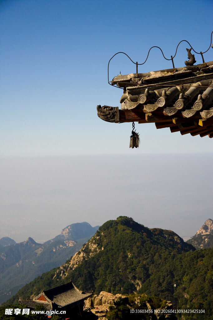 山巅古建铃铛与壮阔远景