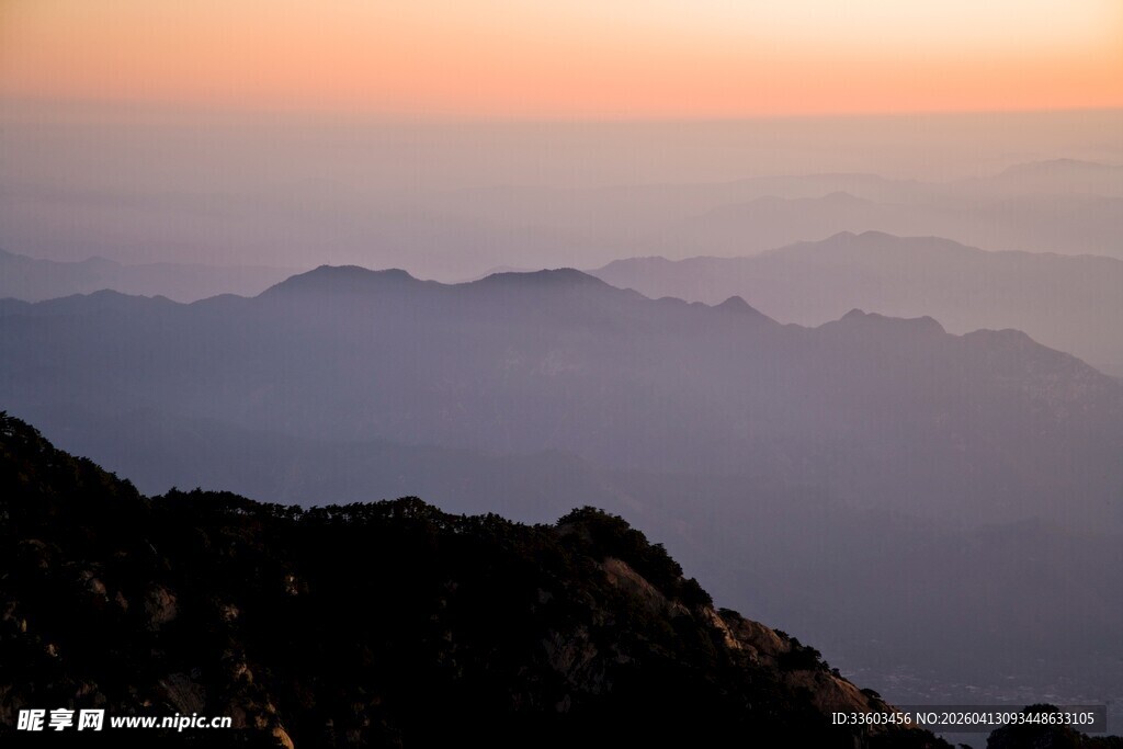 日出下的连绵山脉