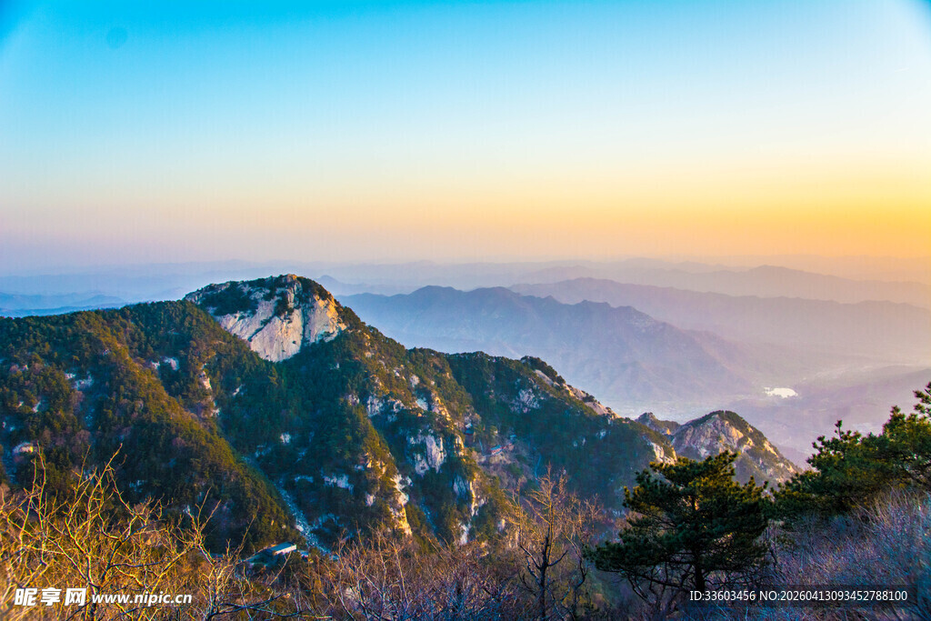壮丽山景日出风光