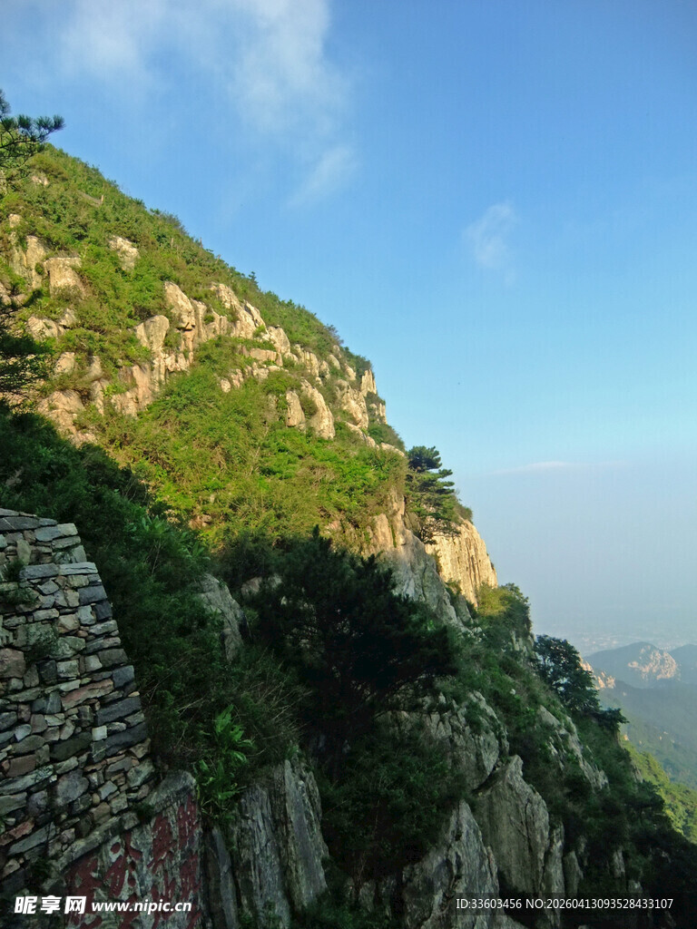 峻峭山峰绿意盎然