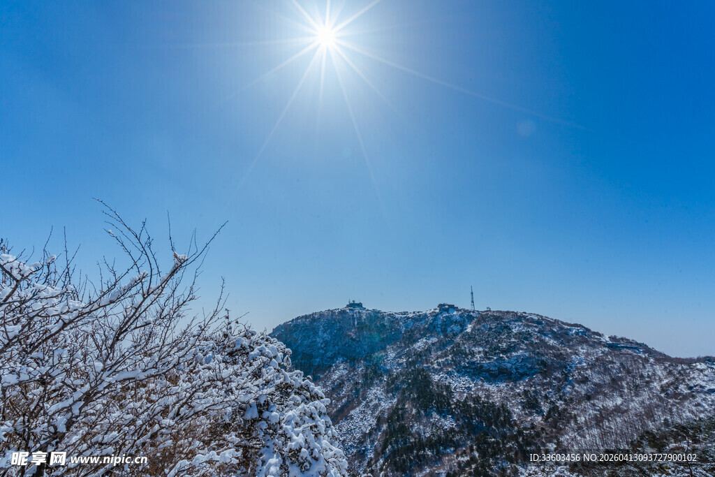 雪后山峦迎暖阳