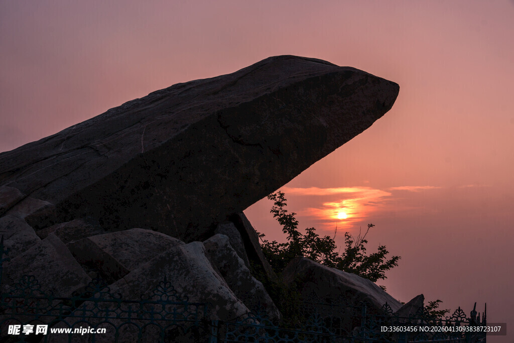 夕阳下的奇特岩石景观