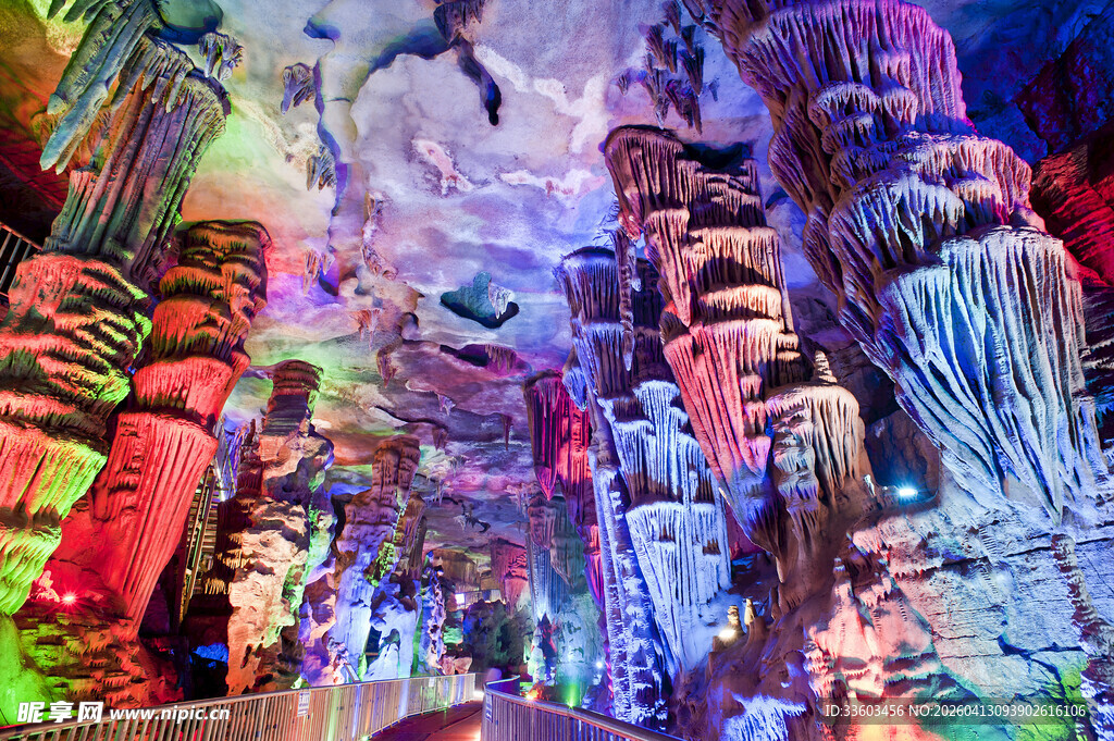 梦幻绚丽的溶洞景观