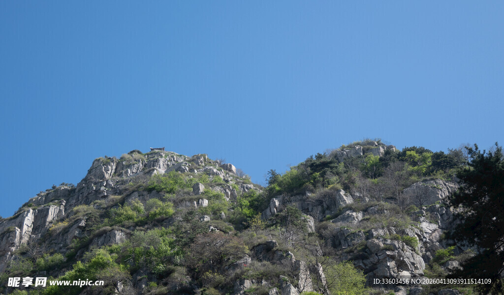 峻峭山峰与蓝天