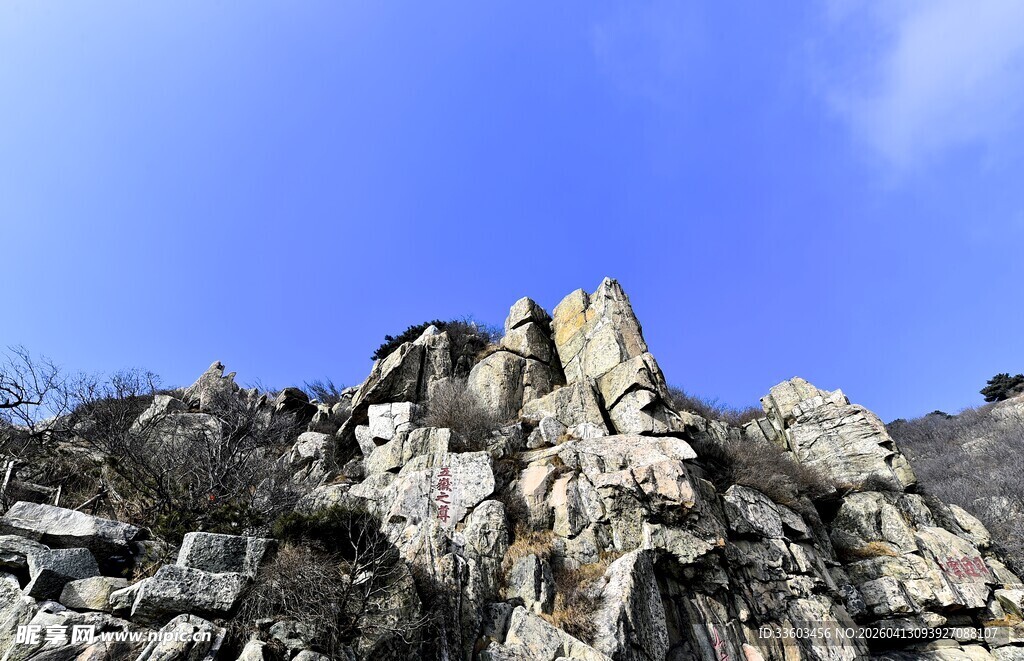 嶙峋山石与蓝天