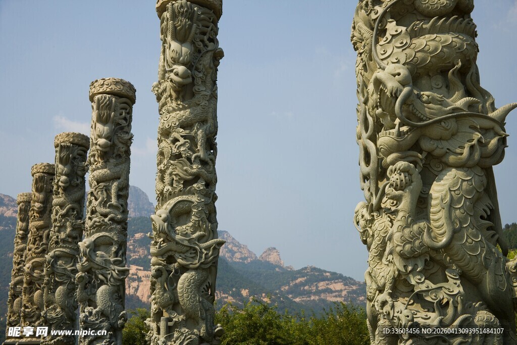 精美雕刻龙纹石柱景观
