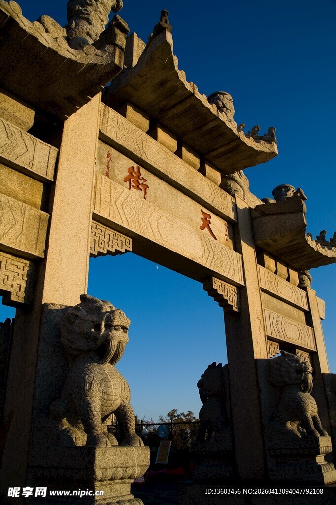 古朴石牌坊映衬蓝天